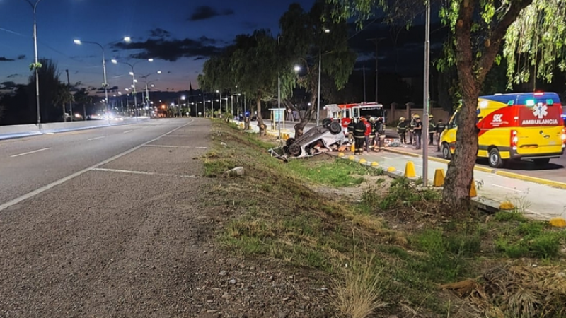 Un joven de 25 años falleció tras volcar y estrellarse contra un poste